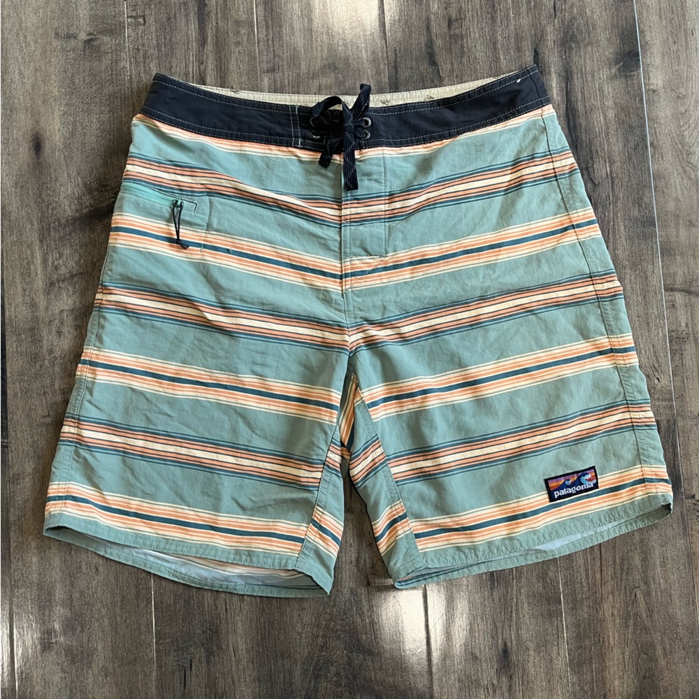Patagonia Men's Wavefarer Surf Boardshorts Fitz Stripe 
Size 32